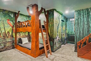 8 bedrooms, iron/ironing board, WiFi, bed sheets