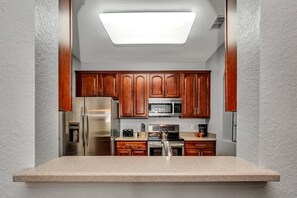 ثلاجة، ميكروويف، فرن، موقد طهي مسطح