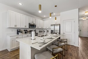 雪櫃、微波爐、焗爐、爐具