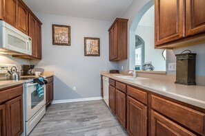 ثلاجة، ميكروويف، فرن، موقد طهي مسطح