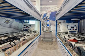 5 bedrooms, iron/ironing board, WiFi, bed sheets