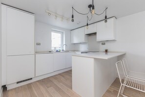 Kjøleskap, ovn, oppvaskmaskin og kaffetrakter/tekoker