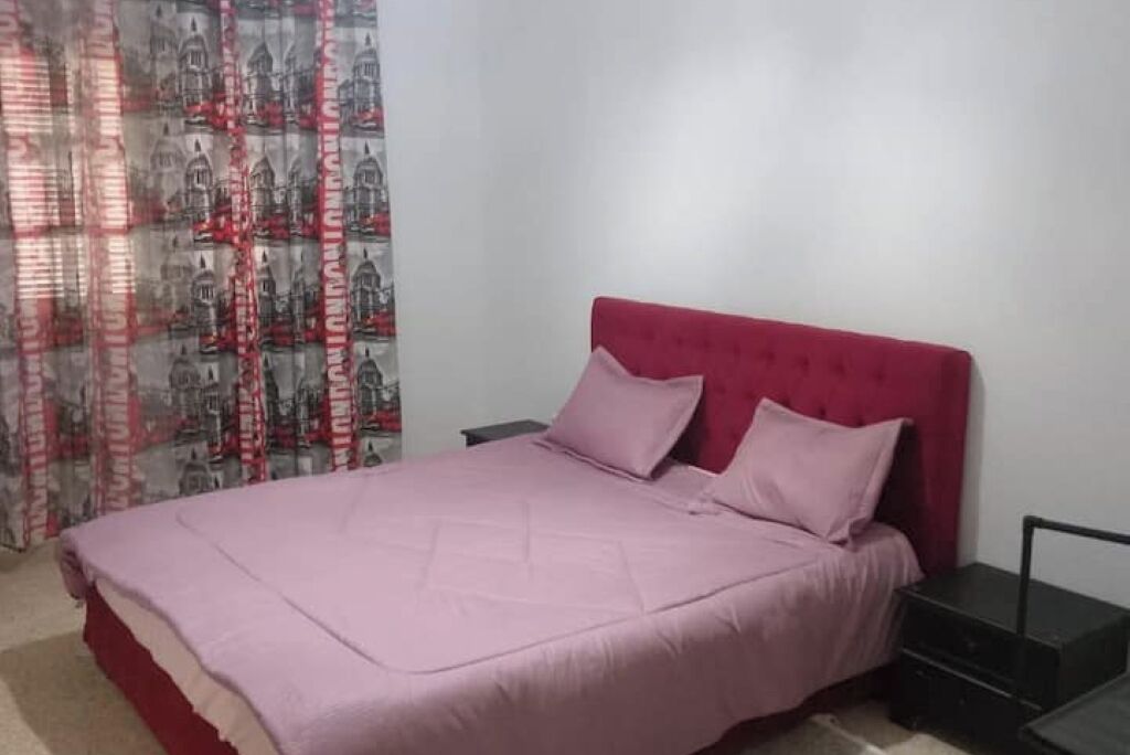 3 habitaciones, tabla de planchar con plancha, wifi y ropa de cama 