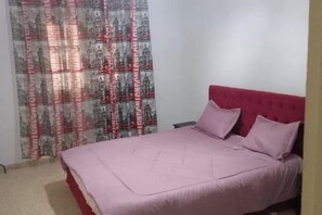 3 habitaciones, tabla de planchar con plancha, wifi y ropa de cama 