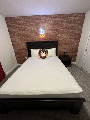 6 bedrooms, iron/ironing board, WiFi, bed sheets