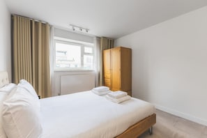 2 habitaciones y tabla de planchar con plancha