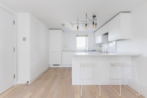 Fridge, oven, dishwasher, coffee/tea maker