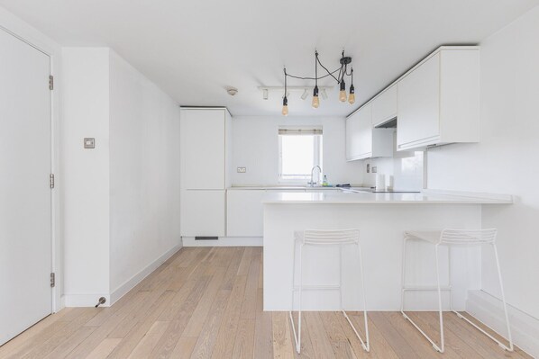 Fridge, oven, dishwasher, coffee/tea maker