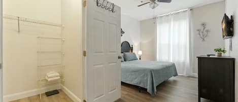 3 habitaciones, tabla de planchar con plancha, wifi y ropa de cama