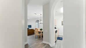 Et moderne interiør med spiseområde, køkken og opholdsstue.
