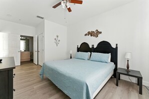3 habitaciones, tabla de planchar con plancha, wifi y ropa de cama 