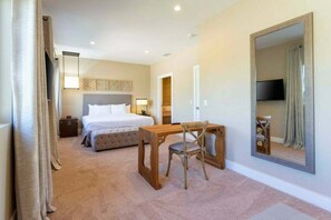 4 bedrooms, iron/ironing board, WiFi, bed sheets - Magic Village Views 26 (Orlando)