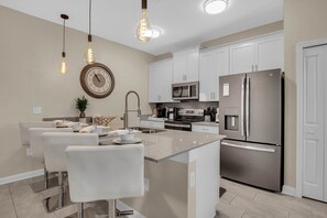 Fridge, microwave, oven, stovetop - Storey Lake Resort 527 (Orlando)