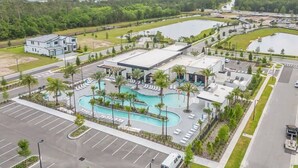 Un hôtel moderne doté d’une piscine, d’un parking et offrant une vue sur les environs.