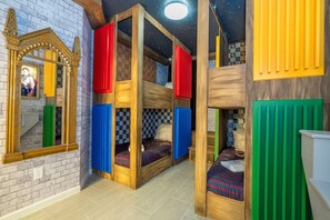 6 bedrooms, iron/ironing board, WiFi, bed sheets