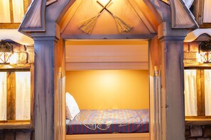 9 chambres, fer et planche à repasser, Wi-Fi, draps fournis