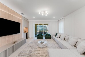 Smart TV, fireplace, ping pong