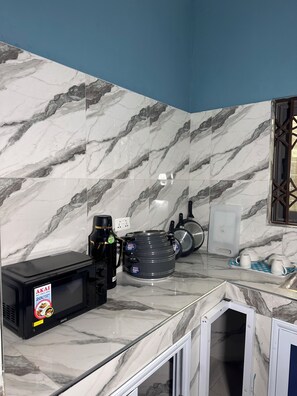 Mini-Kühlschrank, Mikrowelle, Herdplatte, Kochgeschirr/Geschirr/Besteck