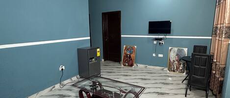 Deluxe Single Room, 1 King Bed | Living area | 32-inch LED TV with satellite channels