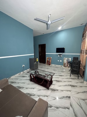 Camera singola | Area soggiorno | TV LED 32 pollici con canali satellitari