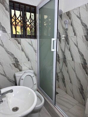 Doccia, asciugamani, sapone, shampoo