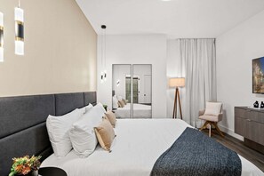 5 bedrooms, iron/ironing board, WiFi, bed sheets - Disney! Luxury Townhouse with Private Pool & Themed Bedrooms. Book Now! #DP63 (Orlando)