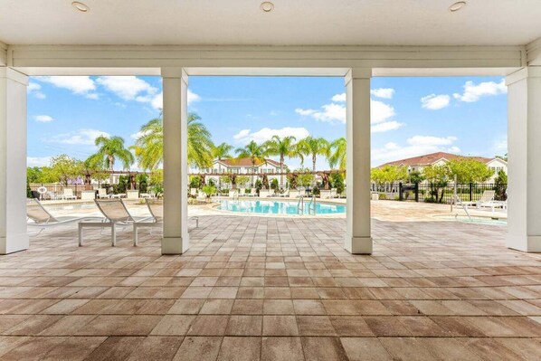 Lämmitetty uima-allas