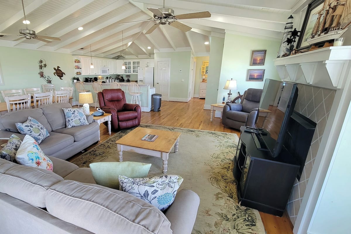House (4 Bedrooms) | Front of property