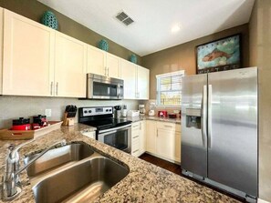 Kylskåp, mikrovågsugn, ugn och spishäll