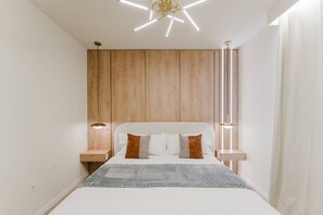 5 bedrooms, iron/ironing board, WiFi, bed sheets