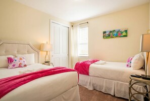 6 habitaciones, tabla de planchar con plancha, wifi y ropa de cama 