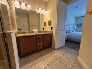 6 bedrooms, iron/ironing board, WiFi, bed sheets
