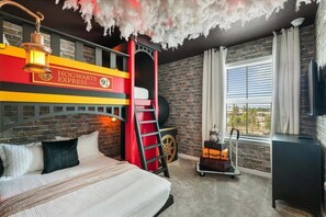 5 bedrooms, iron/ironing board, WiFi, bed sheets