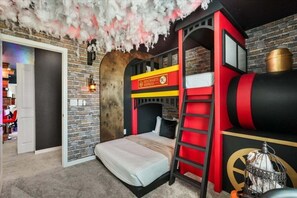 5 bedrooms, iron/ironing board, WiFi, bed sheets