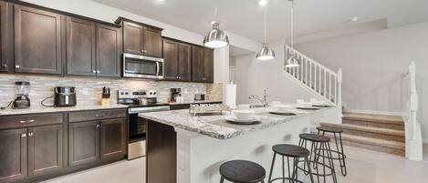 Refrigerador, microondas, horno, placa de cocina