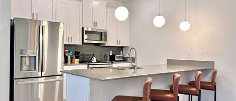 Réfrigérateur, micro-ondes, four, plaque de cuisson