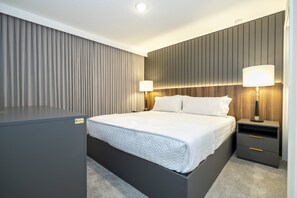 6 عدّة غرف نوم ومكواة/لوح كي وواي فاي وملاءات أسرّة