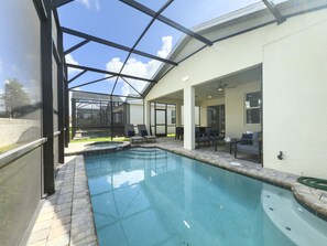 حمّام سباحة مُدفَّأ