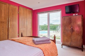 4 bedrooms, iron/ironing board, internet, bed sheets