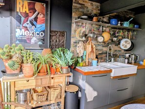 Microwave, oven, dishwasher - Artist's Hawkhurst Home with Pool and Sauna (Hawkhurst)