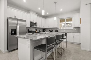 Fridge, microwave, oven, stovetop - Last Minute Disney Getaway! Townhouse with Private Pool. Book Now! #129851 (Orlando)