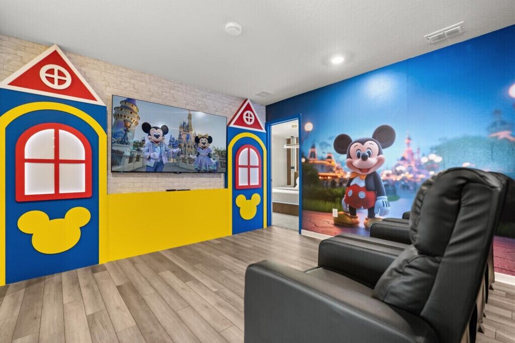 En entréhall med väggmålningar av Musse Pigg, en receptionsdisk och en sittgrupp.