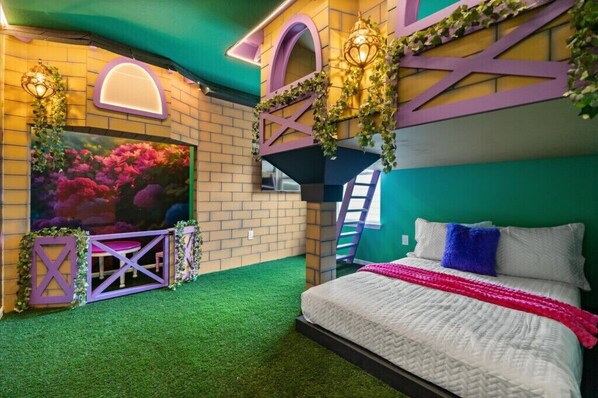 Una habitación con una cama, pared verde, pared de ladrillo y una ventana.