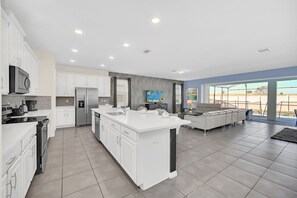 ثلاجة، ميكروويف، فرن، موقد طهي مسطح