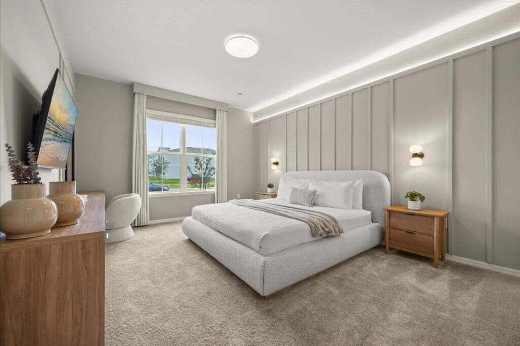 Une chambre à coucher moderne, dotée d’un grand lit, d’une table de chevet, d’une commode et d’une fenêtre donnant sur l’extérieur.