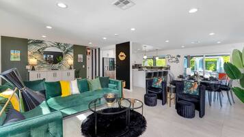 House, Multiple Beds, Pool Access, Mountain View (Rat Pack Rendezvous) | Interior