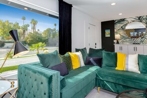 منزل - عدة أسرّة - مع إمكانية استخدام المسبح - منظر للجبل (Rat Pack Rendezvous) | منطقة المعيشة | تلفزيون بشاشة مسطحة بحجم 65-بوصة يعرض قنوات تلفزيونية رقمية