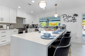 Casa, varias camas, acceso a la alberca, vista a la montaña (Rat Pack Rendezvous) | Cocina privada | Refrigerador, microondas, horno y parrilla de estufa