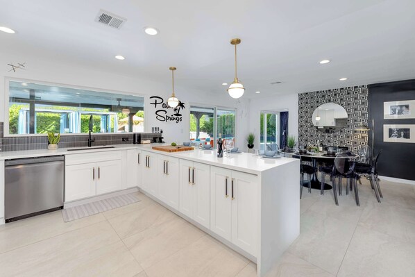 منزل - عدة أسرّة - مع إمكانية استخدام المسبح - منظر للجبل (Rat Pack Rendezvous) | مطبخ خاص | ثلاجة، ميكروويف، فرن، موقد طهي مسطح