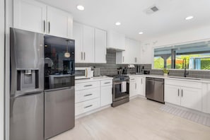 Maison, Plusieurs lits, accÚs à la piscine, vue sur la montagne (Rat Pack Rendezvous) | Cuisine privée | Réfrigérateur, four à micro-ondes, un four, surface de cuisson